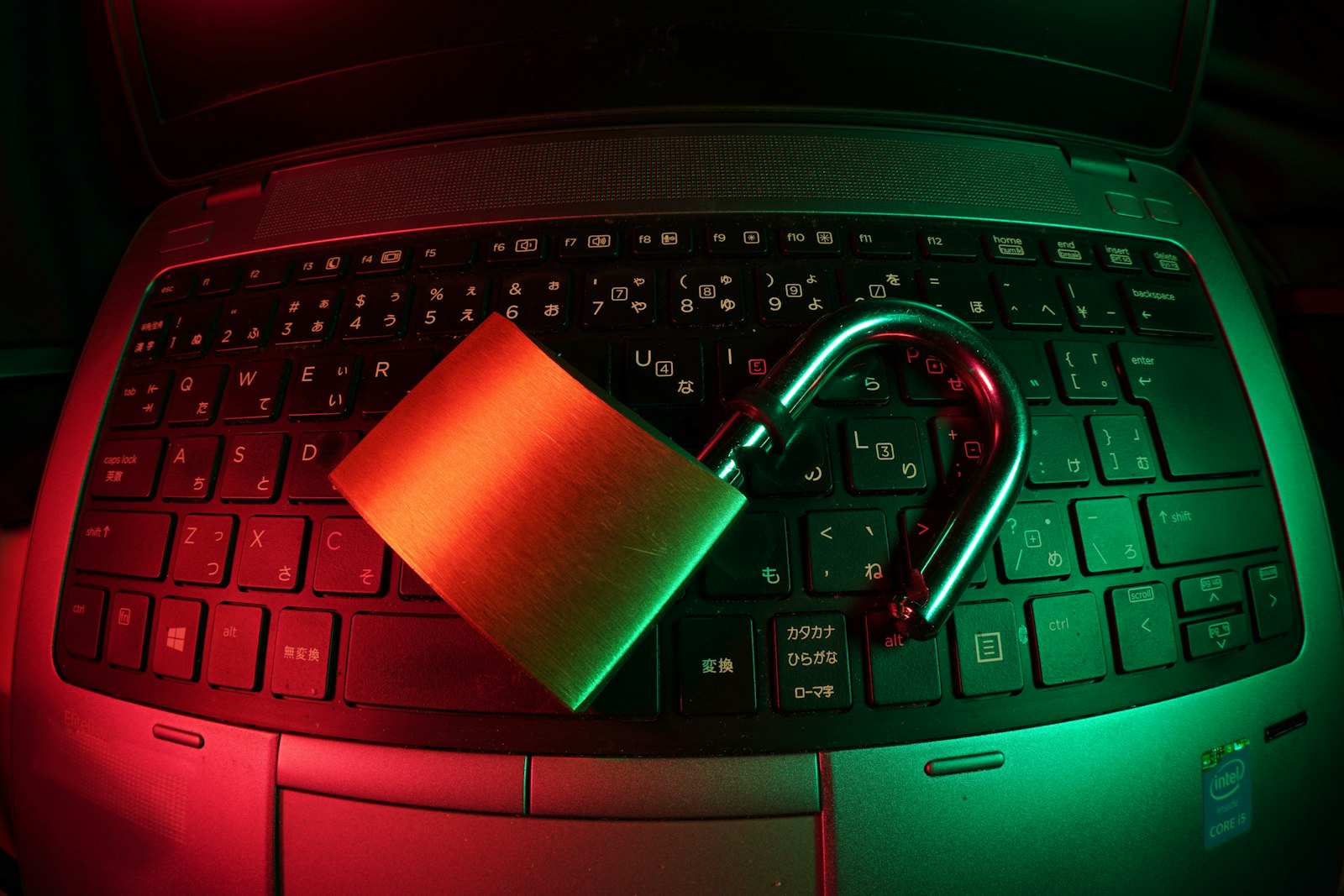 Hek met slot — DMARC houdt onbevoegde e-mails namens jouw domein tegen