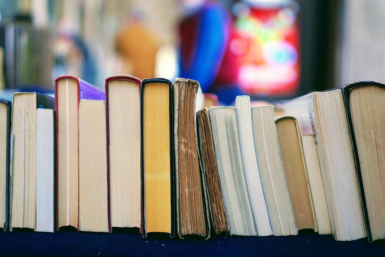 Open boeken in een bibliotheek — kennisbank over zakelijke e-mail en deliverability