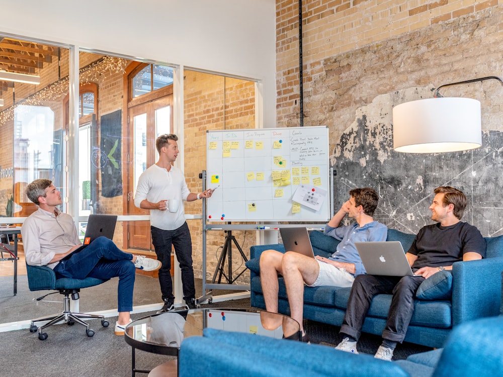 Twee collega's bespreken e-mailinstellingen — bekijk onze kennisbank